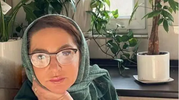 لاله صبوری بازیگری که مفهوم شجاعت را تعریف کرد: ما زمان جنگ پناهگاه نرفتیم پناهگاه ما زیر میزِ آشپزخونه بود!