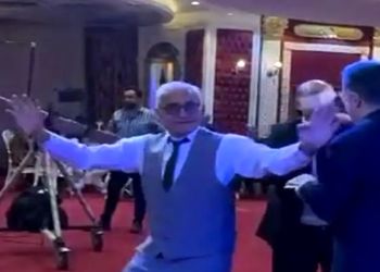 آوازباشکوه و رقص شاد/ دل باید جوون باشه فقط این پیرمرد که اومده وسط آذری میرقصه کنارم نمیکشه!