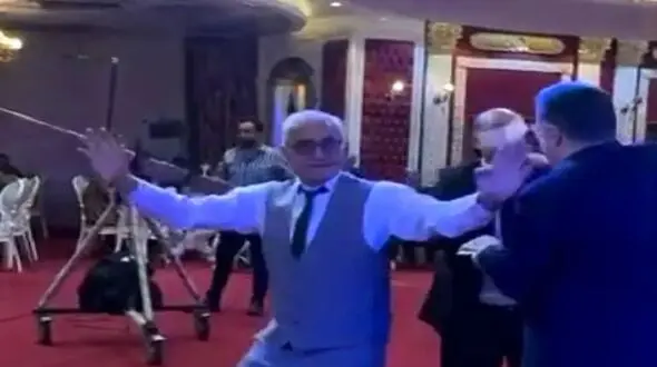 آوازباشکوه و رقص شاد/ دل باید جوون باشه فقط این پیرمرد که اومده وسط آذری میرقصه کنارم نمیکشه!
