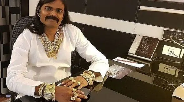 اقدام عجیب داوطلب هندی هنگام ثبت نام در انتخابات + فیلم
