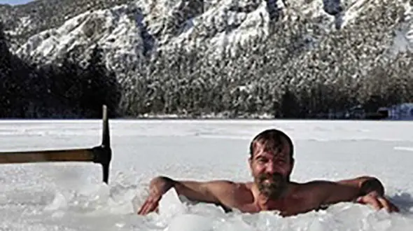 این مرد یخی در سرمای کشنده قطب شمال بدون لباس زندگی می کند+عکس