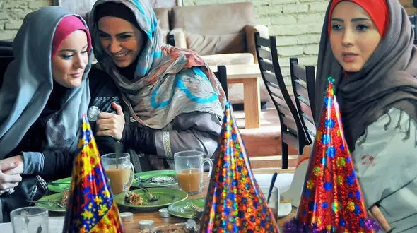 تصاویر یادگاری و رابطه صمیمی بازیگران سریال ساختمان پزشکان در پشت صحنه/ چه انرژی خوبی داشتن!+عکس