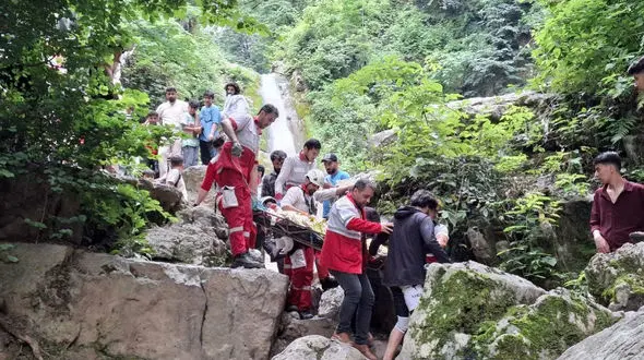 گردشگر مشهدی از آبشار شیرآباد سقوط کرد / هلال احمر وارد عمل شد