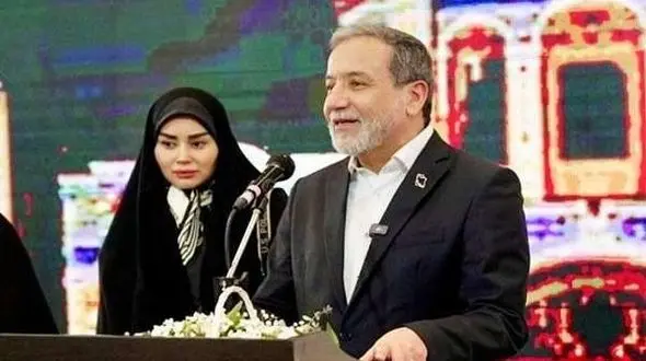 عکس/ همسر عباس عراقچی در بازارچه خیریه / چهره خندان و جوان آرزو احمدوند در رویداد دیپلماتیک وزارت امور خارجه، جلب توجه کرد!