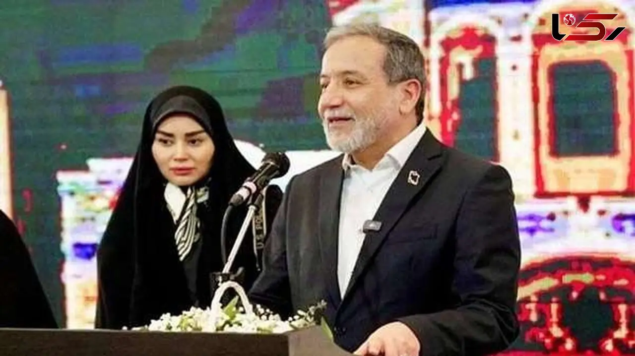 عکس/ همسر عباس عراقچی در بازارچه خیریه / چهره خندان و جوان آرزو احمدوند در رویداد دیپلماتیک وزارت امور خارجه، جلب توجه کرد!