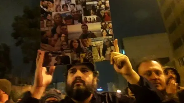 تجمع عزاداران تهرانی به خاطر قربانیان پرواز اوکراین مقابل دانشگاه امیرکبیر + عکس