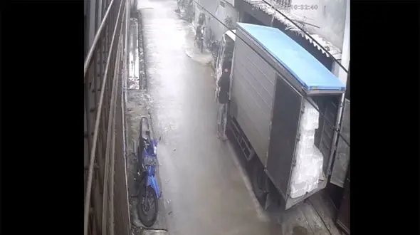 ببینید / دزدی گوشی موبایل راننده سر به هوا به راحت‌ترین روش ممکن / شوکه می شوید + فیلم 