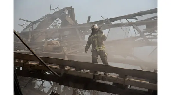 سگ های زنده یاب در آوارهای پلاسکو به مشکل خوردند / بوی گازوئیل مشکل ساز شد