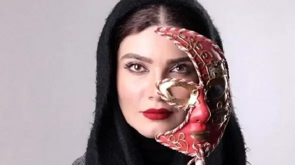 رفتار زننده دو مجری مرد با خانم بازیگر روی برنامه زنده شبکه تهران +فیلم 