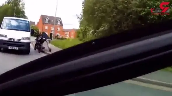 لحظه برخورد وحشتناک موتورسوار با ون + فیلم