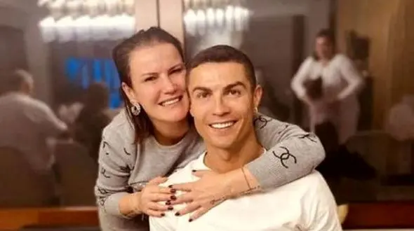 خواهر رونالدو با عبا در مسجد+عکس