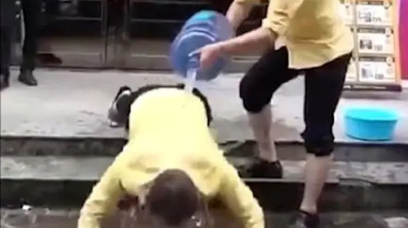 تنبیه عحیب یک کارفرما برای کارمندانش + فیلم