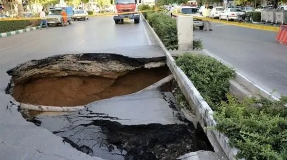 این کامیون داخل زمین رفت!/ فرونشست این بار در کاشان+فیلم