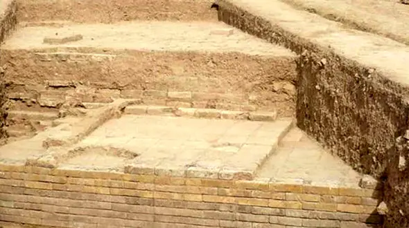 کشف دروازه کوروش در حوالی تخت جمشید 