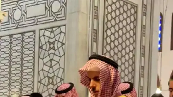 نماز خواندن وزیر خارجه عربستان در مسجد اموی دمشق خبرساز شد
