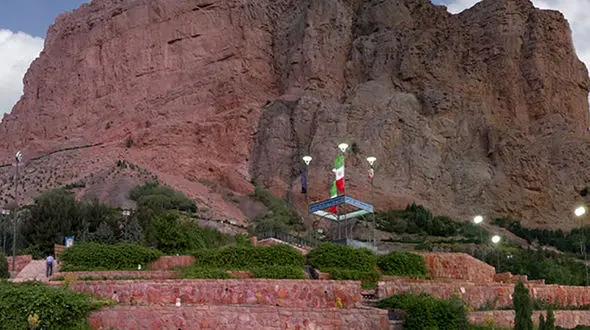 نجات زن جوان و 2 مرد از کوه صفه اصفهان