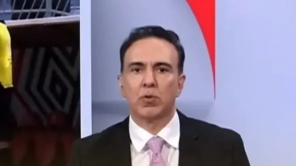 فیلم/ عصبانیت تاسفبار مزدک میرزایی مجری وطن فروش از احترام و سلام نظامی ملی پوشان ایران به پرچم ایران / همه مثل تو نیستن!