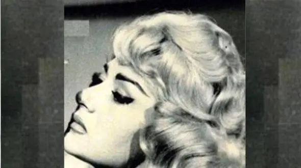 پری غفاری معشوقه شاه پهلوی: شاه آرام آرام مشروب می‌خورد و گاهی گیلاس مرا هم پر می‌کرد/ ازدواجی در کار نبود من دستمزد تن فروشی ام را می گرفتم!