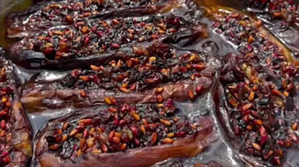 طرز تهیه غذای شمالی به اسم بادمجون کبابی شکم پر + فیلم