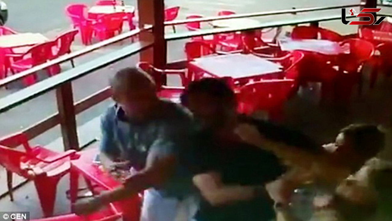 حمله وحشیانه زن در کافه به شوهر و دوست دخترش + فیلم کتک کاری و عکس