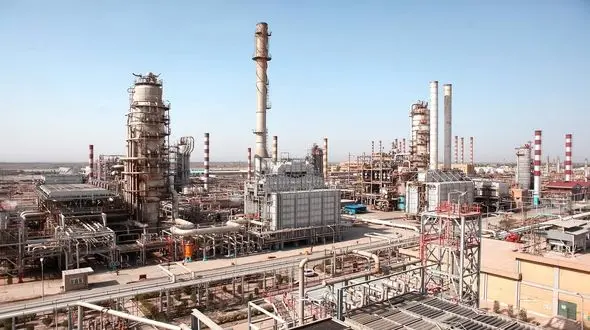 انتشار گرد سفید خطرناک از پالایشگاه آبادان / آبادانی ها در شهر تردد نکنند + عکس 