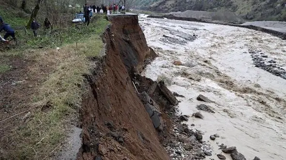 سیلاب سهمگین در ثلاث‌باباجانی / سیل ویرانگر به جان مزارع افتاد + فیلم