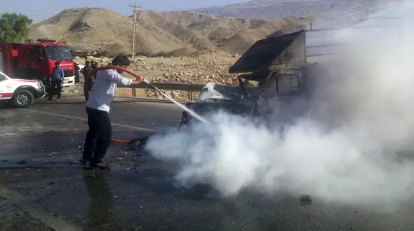 وانت نیسان در برخورد با پراید در آتش سوخت/ در جاده  پلدختر – اندیمشک یک نفر جان باخت + عکس