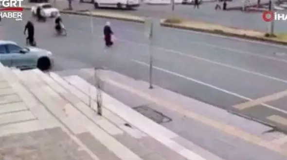 فیلم لحظه نفس‌گیر برخورد وحشتناک با موتورسوار / زن چندین متر پرتاب شد