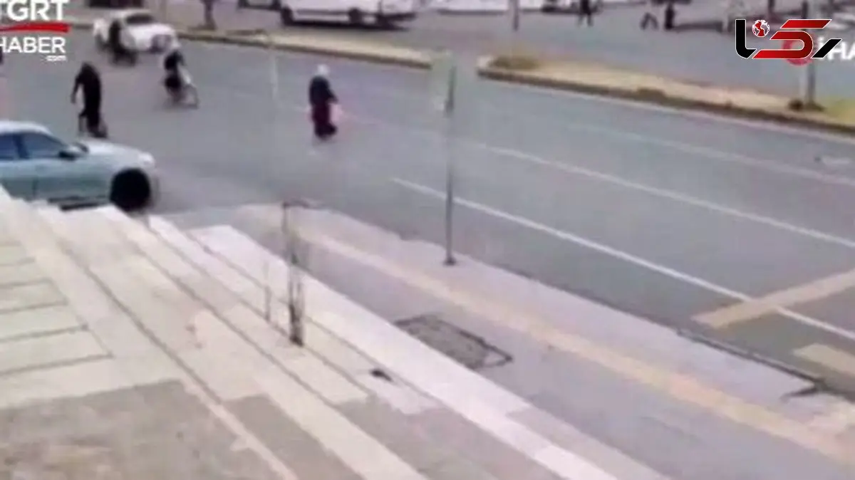 فیلم لحظه نفس‌گیر برخورد وحشتناک با موتورسوار / زن چندین متر پرتاب شد