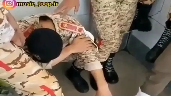 فیلم آواز باشکوه و احساسی سرباز و گریه های سوزناک دوستش ! / با آهنگ منو فکر رفتن تو میکشه  !
