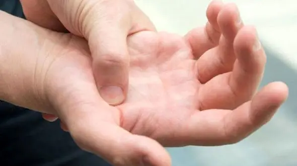 علت سوزن سوزن شدن دست و پایتان + روش درمان