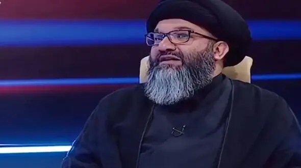 بوسیدن دست فریبا توسط یک روحانی در پخش زنده تلویزیون +فیلم