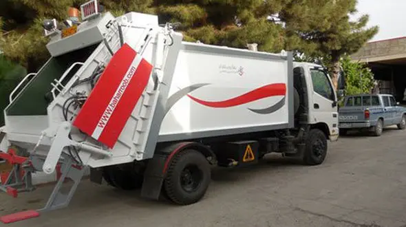 ببینید / لحظه سرنگون شدن خودروی زباله داخل مخزن با اشتباه راننده!