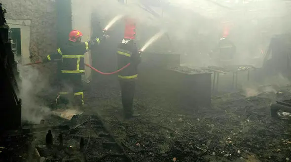 وقوع آتش سوزی در منزل ویلایی در نوشهر / وارد آمدن خسارت سنگین به ساختمان حادثه دیده