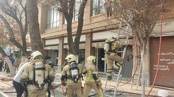 7 ساعت عملیات نفسگیر آتش نشانان در آتش سوزی هولناک یک هایپرمارکت در رشت