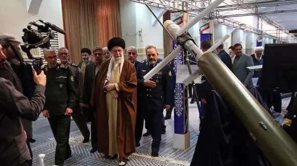 بازدید یک ساعته رهبر انقلاب از آخرین دستاوردهای دانشمندان صنعت دفاعی کشور