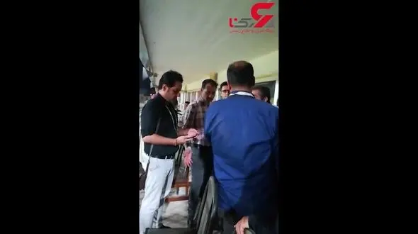 درگیری شدید ناظر داوری بازی صنعت نفت آبادان با تراکتورسازی با خبرنگاران + فیلم