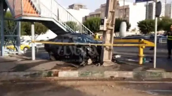 ببینید / له شدن پژو ۴۰۵ پس از تصادف وحشتناک با تیر چراغ برق + فیلم