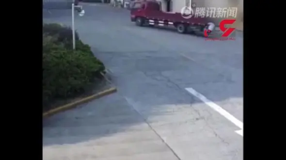 حواسش به موبایل بود زیر کامیون له شد! +تصویر