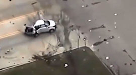 فیلم تصادف هولناک یک ماشین در وسط اتوبان / ماشین تیکه تیکه شد