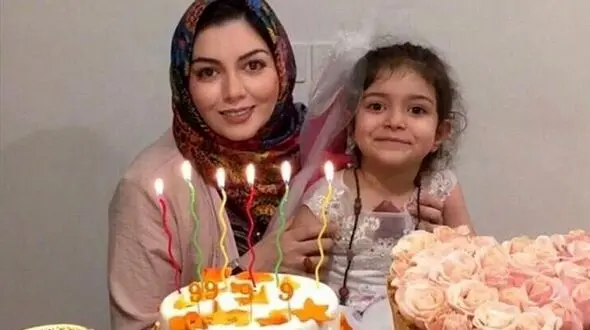 عکس ها / نگاهی غم‌انگیزچیدمان لوکس حانه زنده‌یاد آزاده نامداری  / از مبلمان خوشرنگ و آینه شمعدان تا گلدان هایی در قفسه کتابخانه ...و ویویی چشم نواز ...