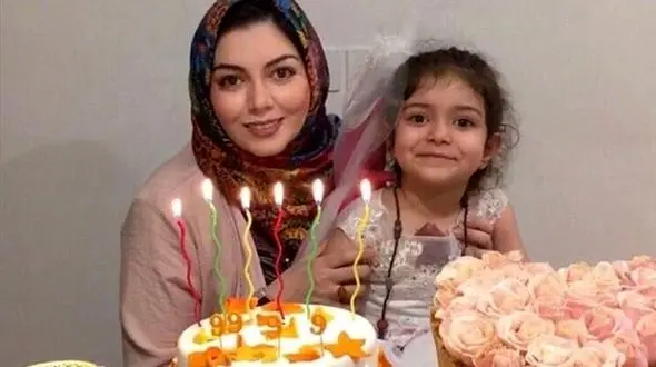 عکس ها / نگاهی غم‌انگیزچیدمان لوکس حانه زنده‌یاد آزاده نامداری  / از مبلمان خوشرنگ و آینه شمعدان تا گلدان هایی در قفسه کتابخانه ...و ویویی چشم نواز ...