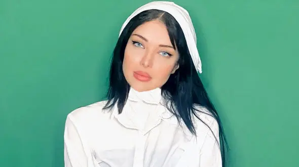 تیپ متفاوت آرام جوینده، همسر زیبای سپهر حیدری در دبی