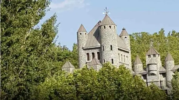 سفری کوتاه به اروپایی‌ترین روستای ایران در فاصله بین تهران و کرج با معماری قدیمی ولی متفاوت/ مطمئنین قلعه واقعی دراکولا اینجا نبوده!