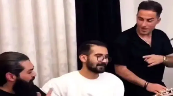 فیلم آواز احساسی سه تا پسر دونه دونه آهنگای خواننده های اونور آبی رو خوندن از خودشون بهتر !