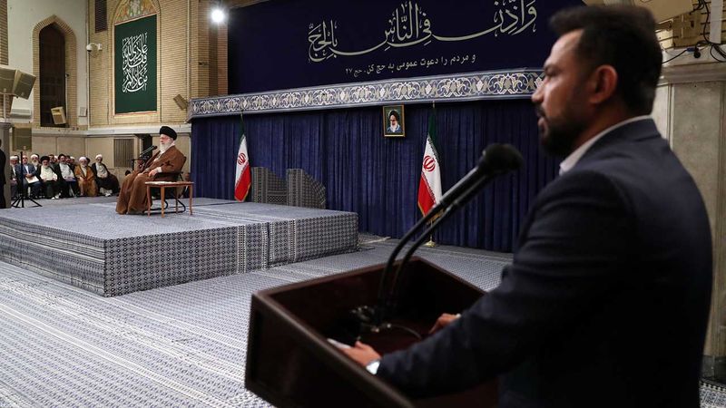 رهبر معظم انقلاب اسلامی حضرت آیت الله خامنه ای امروز( دوشنبه ) 17 اردیبهشت 1403 در دیدار مسئولان و کارگزاران حج و جمعی از زائران بیت الله الحرام