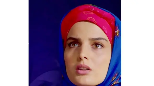 نگاهی به چهره ساده و بدون آرایش غزاله اکرمی در اتاق گریم سریال «سوجان» / زیبایی دو چندان خانم بازیگر در واقعیت!