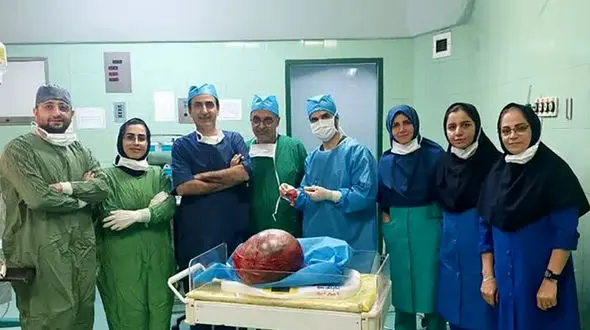 فیلم بیرون آوردن توده ۶ کیلویی از زن آملی / همه شوکه شدند