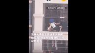 فیلم لحظه پرالتهاب نجات کودک آویزان از طبقه هفتم / در چین رخ داد