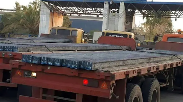 ببینید / بار اضافی یک تریلی وارد شاسی بلند شد + فیلم وحشتناک